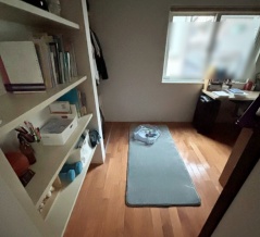 男子高校生と男子中学生の部屋にラグを敷いた結果…