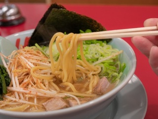 【画像】かまいたち濱家「ラーメンの麺をカタめで頼んでる奴はカッコつけたいだけ」→