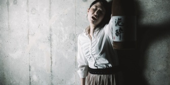 泥酔して気がついたら朝。しかも玄関で寝ゲロしてた…急いで家を出て電車に飛び乗ったら私があまりにも臭かったのか…周りの乗客に無理矢理降ろされた…