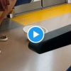 【恐怖動画】電車内で◯◯◯を振り回し、乗客に匂いを嗅がせようとする迷惑行為が撮影される…