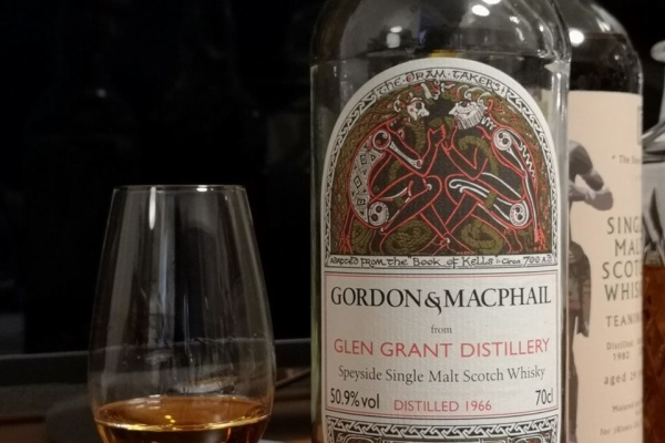 Glen Grant グレングラント44年　1965-2009ローガ　51.6% Glen Grant グレングラント44年 1965-2009ローガ 51.6% - メルカリ