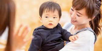 10月に子供が生まれる予定で、妻は翌年10月からの保育園を希望している。だが私は4月入園を望んでいる。子供ともっと時間を過ごしたいと言うけど、単に働きたくないだけでは？