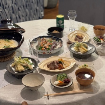 切り落としヒレステーキと鰹のたたきと土鍋筍ごはんとウドいっぱいの夜ごはん