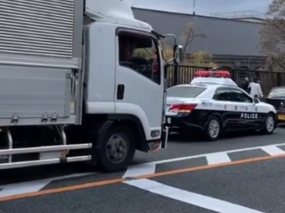 【動画】トラック運転手、横断歩道付近で違反取締中の警察にブチギレ怒号クラクションｗｗｗｗこれどっちが悪い？