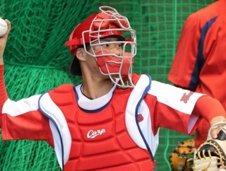 カープ二俣、捕手再挑戦へ「腹くくった」新井監督からの打診で決断。最強のバイプレーヤーを目指す
