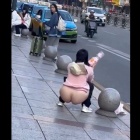 ◆『動画』街中路上でお尻丸出しで放尿する女の子が目撃されるwww