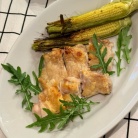 自家製トマトソースのソーセージパスタと、チキンのグリルとかの夜ごはん