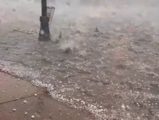 【海外の反応】米イリノイ州に直径13cmの巨大雹が降り注ぐ　「世紀末みたいだ」「洪水もヤバい」