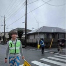 雨で濡れるのも､合羽で汗だくになるのも一緒なので海パンとビーサンで横断歩道に立つ(^^)
