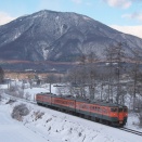 雪景色の黒姫山バックに湘南色115系