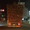 積み方の下手なトラックの後ろを走ってはならない