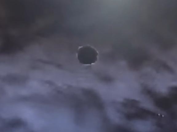 「雲間を飛ぶ巨大UFO」米軍が南アジアで撮影した極秘動画が新たに公開…本物と結論付け公式記録！