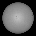 8月5日の太陽黒点 - 白い雲が浮かんでいましたが青い空