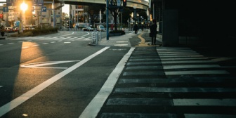 スマホ見ながら横断歩道を渡ろうか迷ってる歩行者がいて、前の車が4台通り過ぎたから自分も無視しようかと思ったら…
