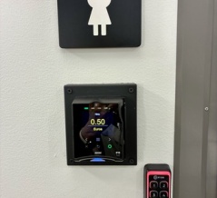 ヘルシンキのトイレ事情 in 2025 　緑の公共トイレの中