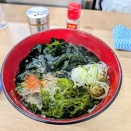 ＪＲ郡山駅「立ちそば処　鷹」で絶妙な相性の「めかぶそば＆コショー」