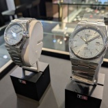『【TISSOT】PRX アイスブルーダイアルで選ぶ、大人のサイズ違いペアウォッチ』の画像