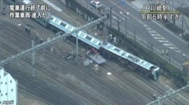 京浜東北線の電車が作業車両と衝突して脱線転覆…JR川崎駅