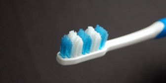 【愚痴】歯の隙間にしょっちゅう食べ物が挟まって、歯ブラシを使っているんだけど、ブラシの左側が速くダメになる…