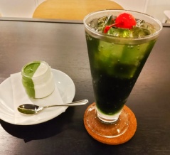 キラッと輝くメロンソーダが楽しい！夜カフェもスタートした春日井上条町にあるブックカフェ/ツキネコノート