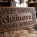南国の風を感じる看板「chaimara」彫り上げるアジアンテイストのレタリング・レリーフカービング