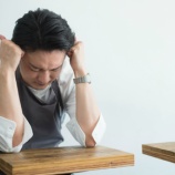 『【悲報】自営業、全く儲からないと判明・・・！！！平均年収はたったの384万円、手取り267万円😭』の画像