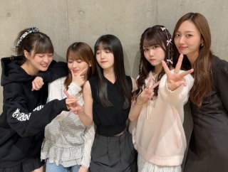 乃木坂3期生さんの自撮り、ショーパンから見える太ももが・・・