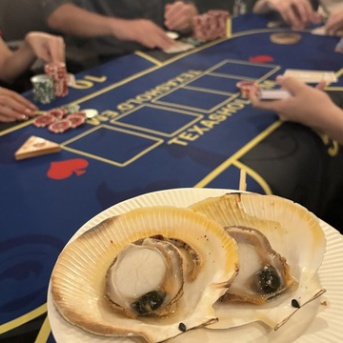 月日貝を食べながらポーカー！ツキヒテラスで「ポカのば」第23回を開催しました