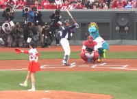 前田敦子の始球式ｷﾀ━━━━(ﾟ∀ﾟ)━━━━!!