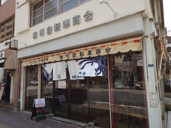 ゴマ唐揚げが美味い　柳町 赤猫食堂！！