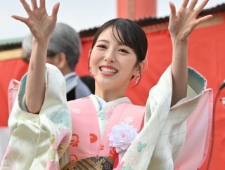【画像】浜辺美波ちゃんの手、シナシナ