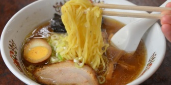 飲食店で大量に残し、その上お冷や塩･七味などでぐちゃぐちゃにする友人。友人おすすめのラーメン屋に行くことになったので、考えていた作戦を実行することにした！