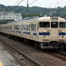 発車する瀬戸内色の 115系電車　2010
