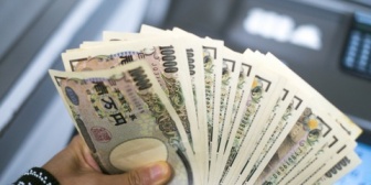 ATMで現金を引き出した女性が札束を落とし、それを拾ってあげた老人が「１枚もらうよ」と言ってポケットに入れた。