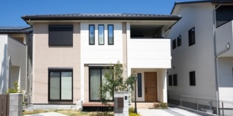 来月新しい家が完成するんだ。一人で住む予定なんだ。