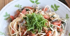 ひやむぎで時短！青じそと鰹のたたきの冷製パスタ風