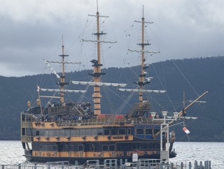 【画像】箱根の遊覧船、外国人観光客多すぎて海賊船みたいになるｗｗｗｗｗｗｗｗ