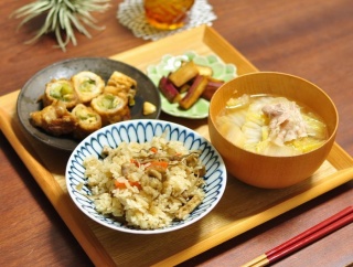 これはおやつなのかおかずなのか【豆腐のもちもち甘辛揚げ】と、秋はやっぱりこれ！炊き込みごはんで晩ごはん