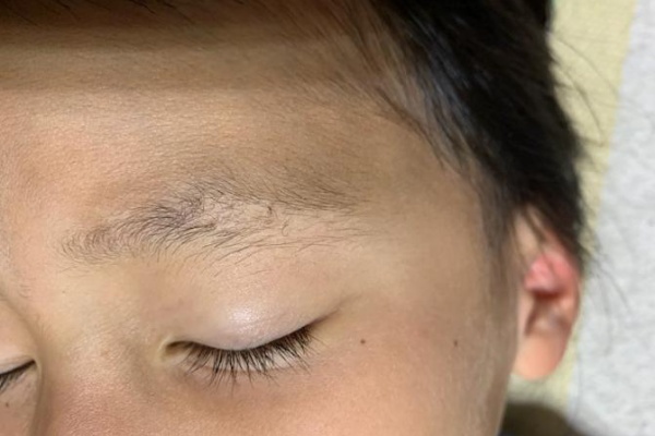 すっぴんで眉毛に自信がない人の育毛美容液が最安値