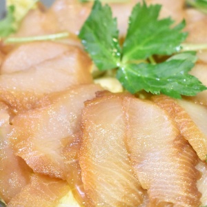 ごま油の風味で♪鰤のづけカルパッチョ