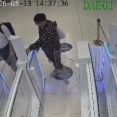 【動画】中国人の男、タイの入国審査レーンでパスポートを置く場所に搭乗券を置く→ ゲートが開かず発狂して破壊  警備員に取り押さえられる