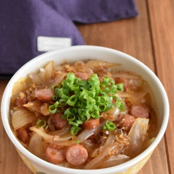 新玉ねぎとウインナーのおかか炒め丼