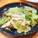 ワンボウルサラダは、とにかく生食べられる野菜だけで作る。マッシュルームがおしゃれ