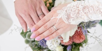 新郎の結婚指輪をもぎ取って自分の指にはめた馬鹿を殴った新郎が厳重注意されたんだが、いかなる理由があろうと殴る方が悪いなんておかしくないか？