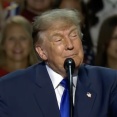 【悲報】トランプ「中間選挙で共和党が勝ったら1人5000ドル（約77万円）やるわ」