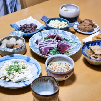 買った彩食器の食卓風景&「肉つけ黄そば」