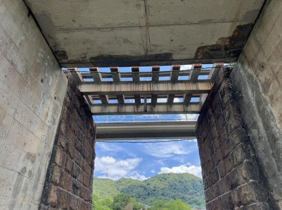 目の前には竜王山とノストラジックな田園風景：『交野ここどこでしょう？』