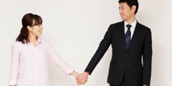 自営独身四十代男です。婚活を始めたいのですが、この収入なら二人で生活しても余裕ですか？