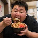 【動画】食べ物のCMなんて男が一人で美味そうにがっつくだけの映像流しとくだけでええよな