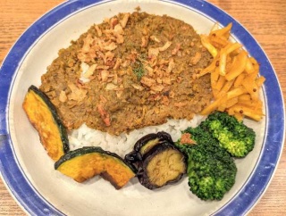 「エチオピアＣＫアトレ秋葉原１」店で「ドライカレー」と「インド豆とツナのサラダ」